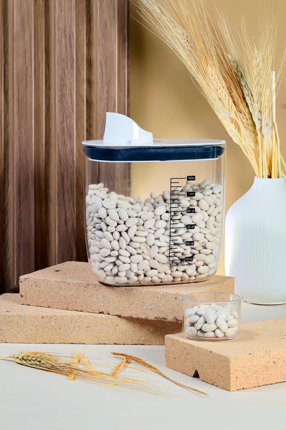 Poomy 1200 ml Ölçekli Vakumlu Kapaklı Erzak Bakliyat Saklama Kabı, CAN.1200.B
